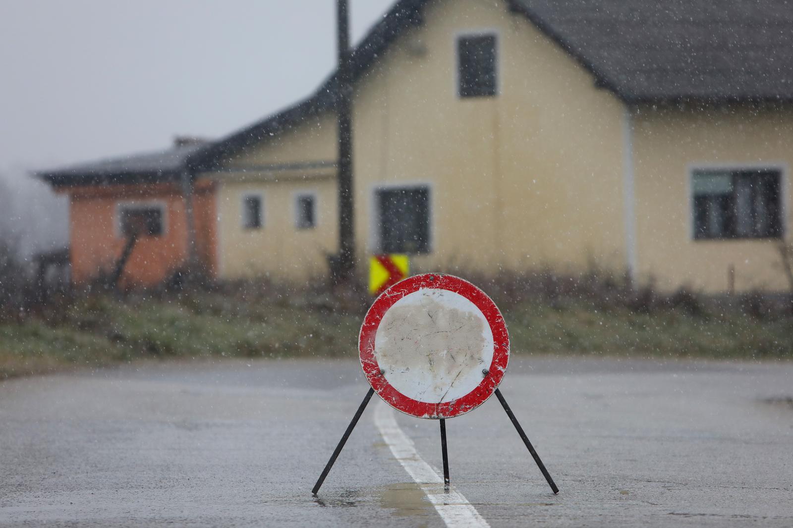 19.01.2023, Karlovac - Zbog visokog vodostaja rijeke Korane koja je dosegla 752 centimetra na snazi su izvanredne mjere obrane od poplava. Na podrucju Karlovca zatvoreno je nekoliko cesta, a u prigradskom naselju Turanj prepumpava se voda preko nasipa kako nebi poplavila kuce. Photo: Kristina Stedul Fabac/PIXSELL