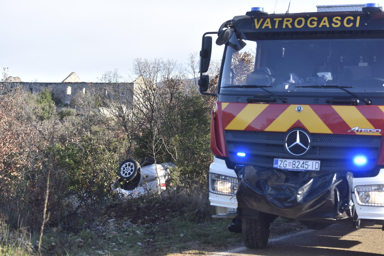 19.03.2024., Sibenik - Prometna nesreca izlijetanje vozila van kolnika u okolici Sibenika. Na intervenciju su sudjelovala dva vatrogasna vozila i hitna pomoc. Photo: Hrvoje Jelavic/PIXSELL