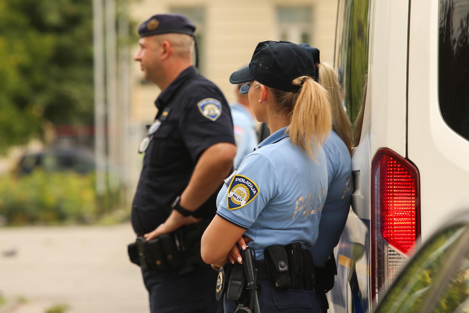 20.08.2022., Zagreb - Policijska marica i automobil su se parkirali na Trgu kralja Tomislava.  Photo: Antonio Jakus/PIXSELL