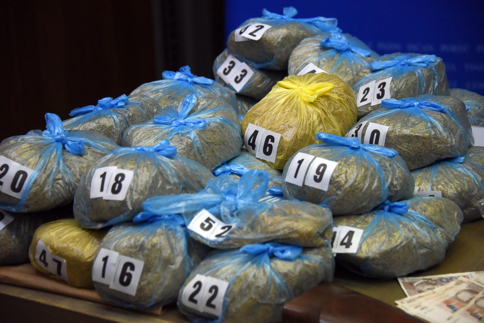 21.12.2021., Pula - Zaplijena velike kolicine duhana i marihuane. Policija je utvrdila sumnju da su osobe trgovale s najmanje 8.6 tona duhana koji nije oznacen duhanskim markicama Ministarstva financija te su na taj nacin ostetile drzavni proracun Republike Hrvatske za oko 5,88 milijuna kuna i stekle protupravnu imovinsku korist od oko 1,37 milijuna kuna. Photo: Sasa Miljevic/PIXSELL