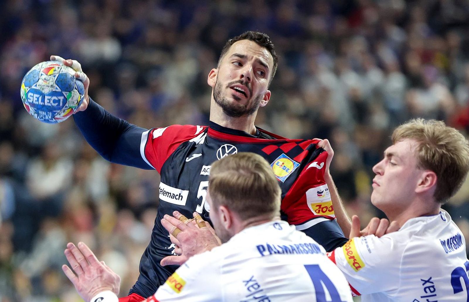 22.01.2024., Lanxess Arena, Koeln, Njemacka - EHF Europsko prvenstvo u rukometu 2024. u Njemackoj. Drugi krug, skupina 1, Hrvatska - Island. Zvonimir Srna, Aron Palmarsson, Einar Thorsteinn Olafsson Photo: Sanjin Strukic/PIXSELL
