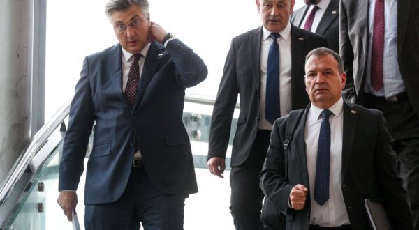 22.02.2024., Zagreb - Predsjednik Vlade RH Andrej Plenkovic, potpredsjednik Vlade i ministar branitelja Tomo Medved i ministar zdravstva Vili Beros dolaze na konferenciju za medije nakon sjednice Vlade RH u Nacionalnoj i sveucilisnoj knjiznici. Photo: Zeljko Hladika/PIXSELL