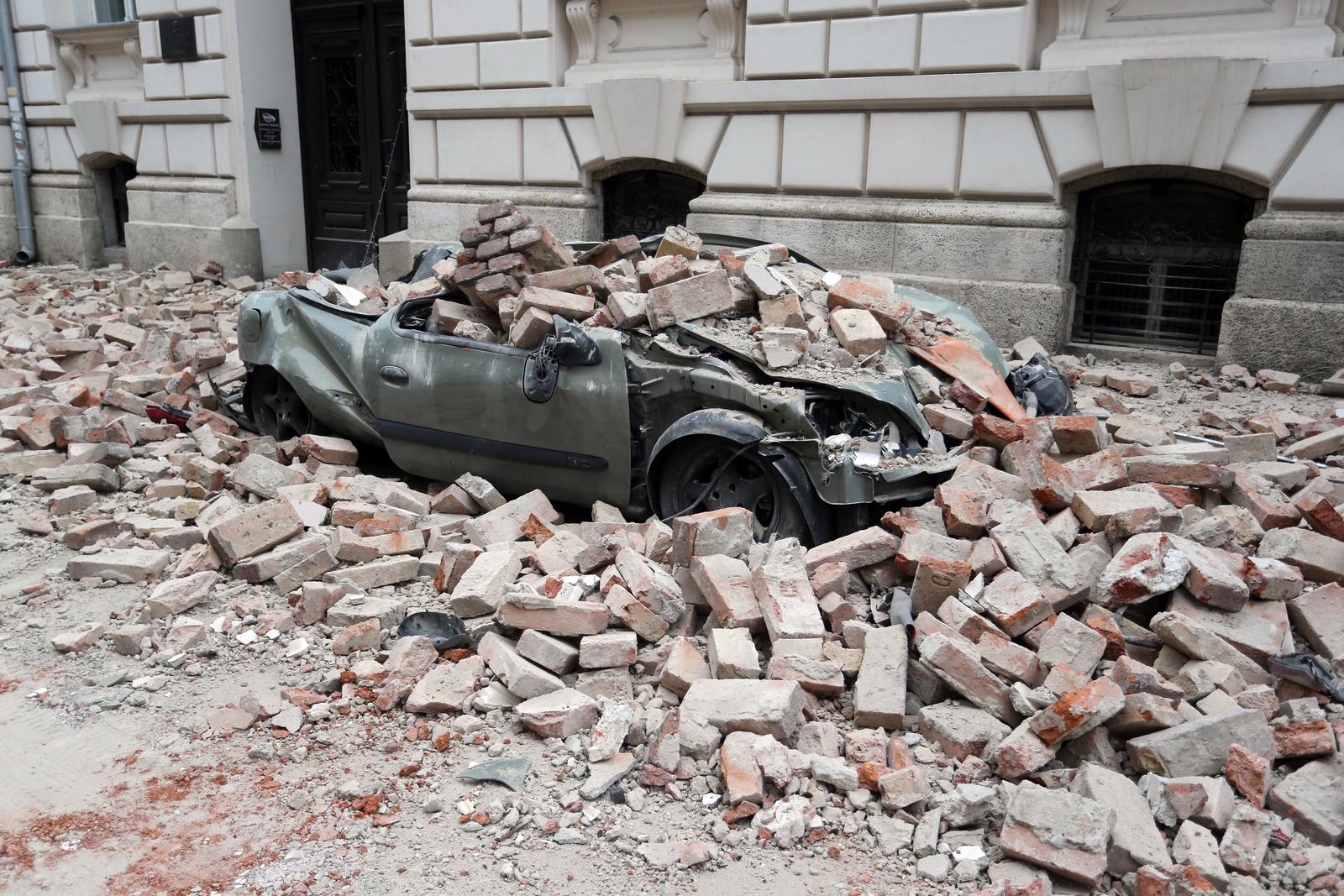 22.03.2020.Zagreb - Stanovnike grada rano jutros probudio je potres nakon kojeg su gradjani izasli iz svojih zgrada i kuca. Steta je na automobilima i fasadama "nPhoto: Dalibor Urukalovic/PIXSELL