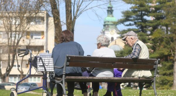 22.03.2023 - Karlovac - Suncan proljetni dan brojni  umirovljenici iskoristili sun za boravak na suncu. Photo: Kristina Stedul Fabac/PIXSELL