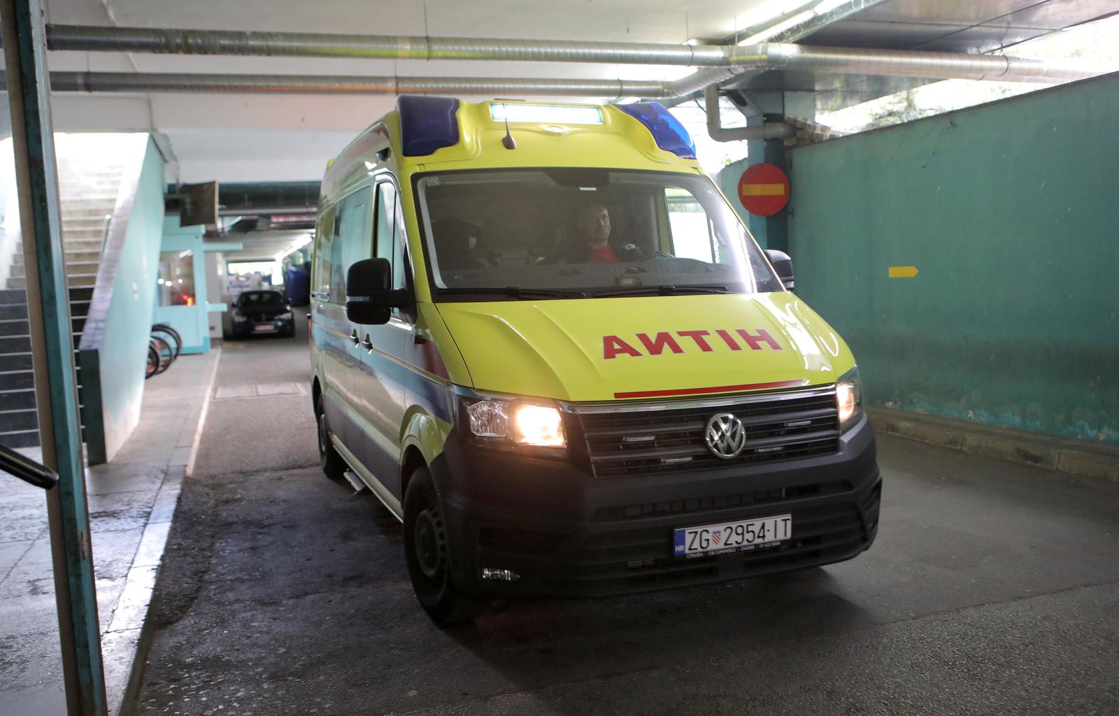 22.09.2022., Zagreb - Vjekoslav Prebeg sletio je u zracnu luku Franjo Tudjman nakon razmjene zarobljenika gdje ga su ga docekala kola hitne pomoci te je prevezen u KB Dubrava. Desetorica stranih ratnih zarobljenika, medju kojima je i Vjekoslav Prebeg, oslobodjena su u sklopu razmjene zatvorenika izmedju Rusije i Ukrajine. Prebeg je uhicen u svibnju kod Mariupolja i optuzen da je kao ukrajinski placenik sudjelovao u rusenju vlasti te mu je prijetila smrtna kazna. U kolovozu se izjasnio da nije kriv pred sudom u tzv. Doneckoj Narodnoj Republici gdje mu se sudilo s trojicom Britanaca i Svedjaninom. Photo: Tomislav Miletic/PIXSELL