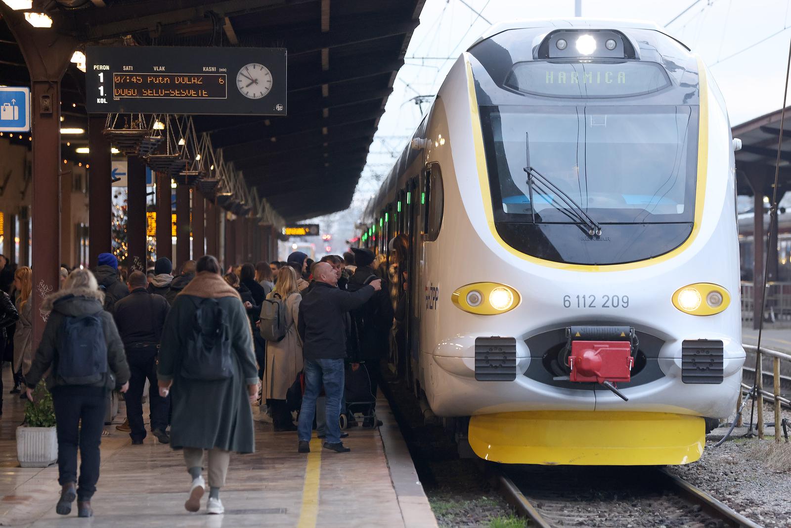22.12.2023., Zagreb - Pred pocetak produzenog blagdanskog vikenda ocekuje se pojacani promet putnika i na svim zeljeznickim linijama, a najvece guzve ocekuju se danas popodne i tijekom subote.  Photo: Patrik Macek/PIXSELL