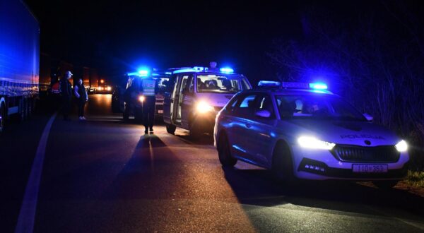 23.03.2024., Stara Gradiska - Na drzavnoj cesti D5 kod Novog Varosa prema granicnom prijelazu Stara Gradiska teretnjak naletio na kolonu od vise automobila. Photo: Ivica Galovic/PIXSELL