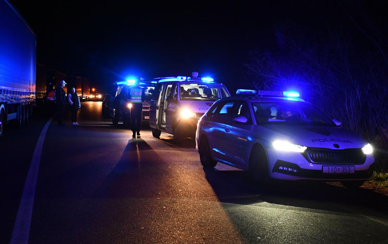 23.03.2024., Stara Gradiska - Na drzavnoj cesti D5 kod Novog Varosa prema granicnom prijelazu Stara Gradiska teretnjak naletio na kolonu od vise automobila. Photo: Ivica Galovic/PIXSELL