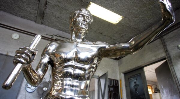 23.11.2005., Zagreb - Broncanu skulpturu u prirodnoj velicini Bruce Leeja (168 cm) izlio je kipar Ivan Fijolic u ljevaonici Ujevic.

 Photo: Sanjin Strukic/PIXSELL