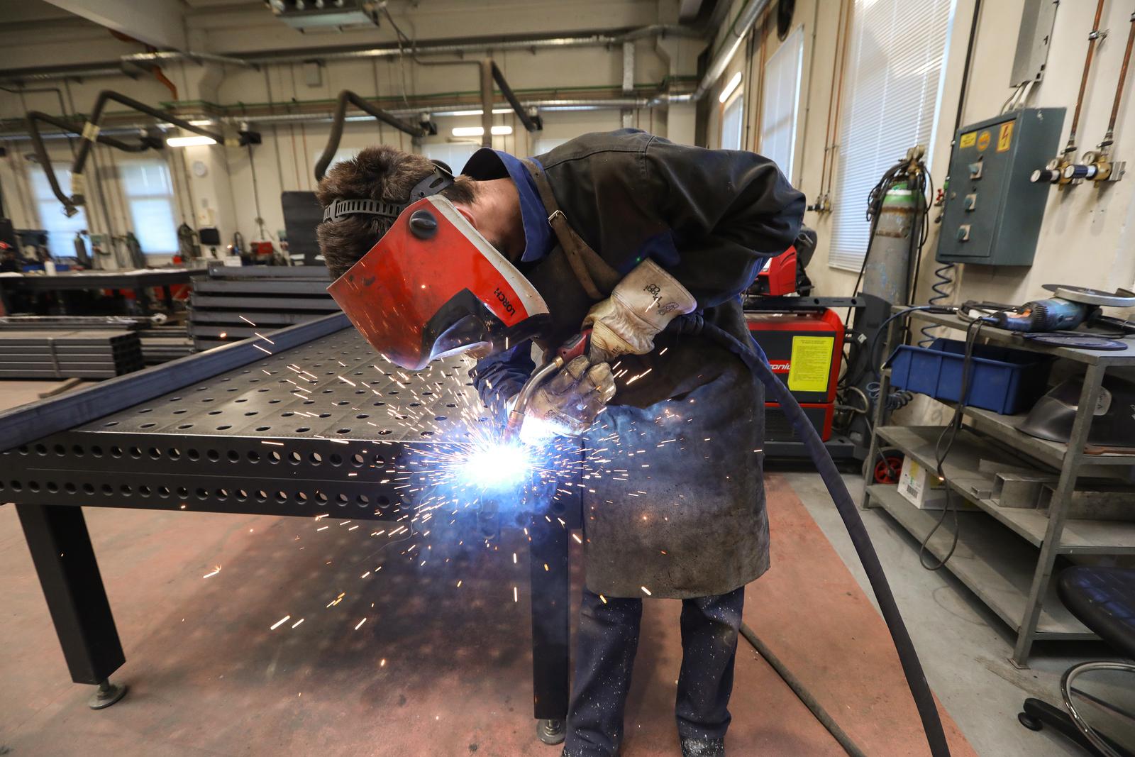 25.01.2024.,Zagreb, predstavljen projekta Bravarije Ivanic - prva mobilna solarna punionica elektricnih automobila i bicikala. Obrada metala.  
Photo: Robert Anic/PIXSELL      Photo: Robert Anic/PIXSELL
