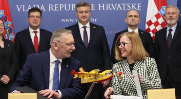 25.03.2024., Zagreb - U nazocnosti predsjednika Vlade Andreja Plenkovica, potpredsjednik Vlade i ministar unutarnjih poslova Davor Bozinovic i potpredsjednica tvrtke Canadian Commercial Corporation Diane Montambault potpisali su ugovor za nabavku vatrogasnih zrakoplova.
 Photo: Robert Anic/PIXSELL