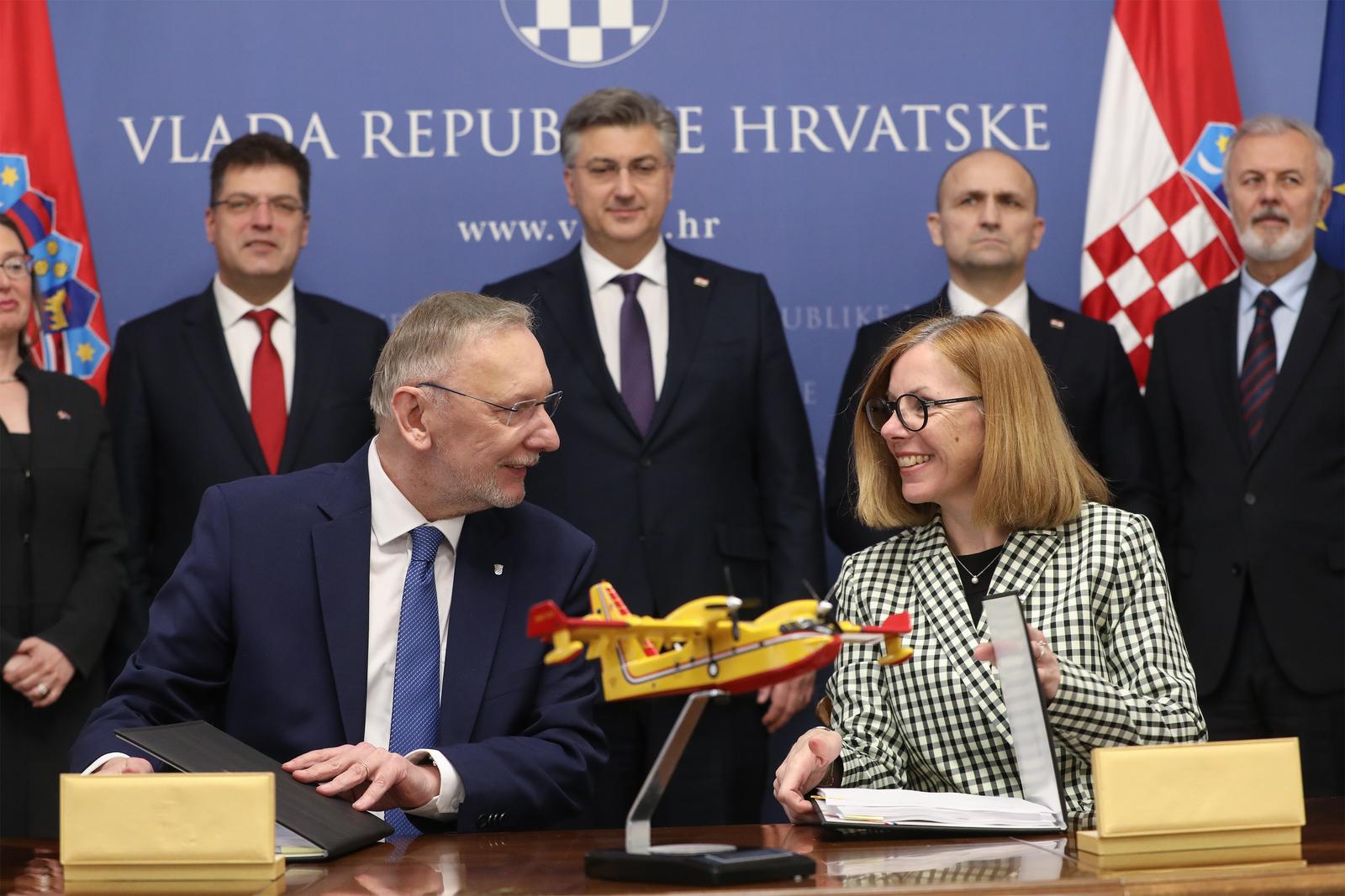25.03.2024., Zagreb - U nazocnosti predsjednika Vlade Andreja Plenkovica, potpredsjednik Vlade i ministar unutarnjih poslova Davor Bozinovic i potpredsjednica tvrtke Canadian Commercial Corporation Diane Montambault potpisali su ugovor za nabavku vatrogasnih zrakoplova.
 Photo: Robert Anic/PIXSELL