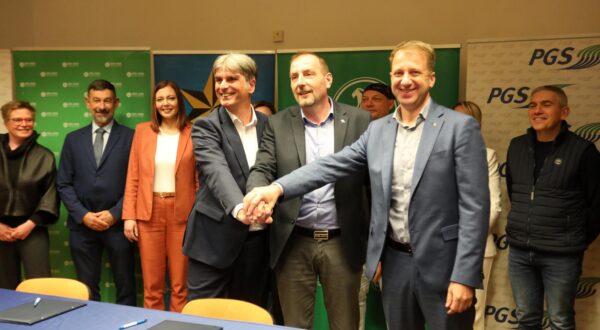 26.03.2024., Rijeka - Predsjednici stranaka Primorsko goranski savez PGS,Istarski demokratski savez IDS i Unija Kvarnera, potpisali su dva sporazuma o zajednickim izlascima na parlamentarne izbore. Sporazume su potpisali: Dario Vasilic (PGS), Marko Boras Mandic (Unija Kvarnera) i Dalibor Paus (IDS). Photo: Goran Kovacic/PIXSELL