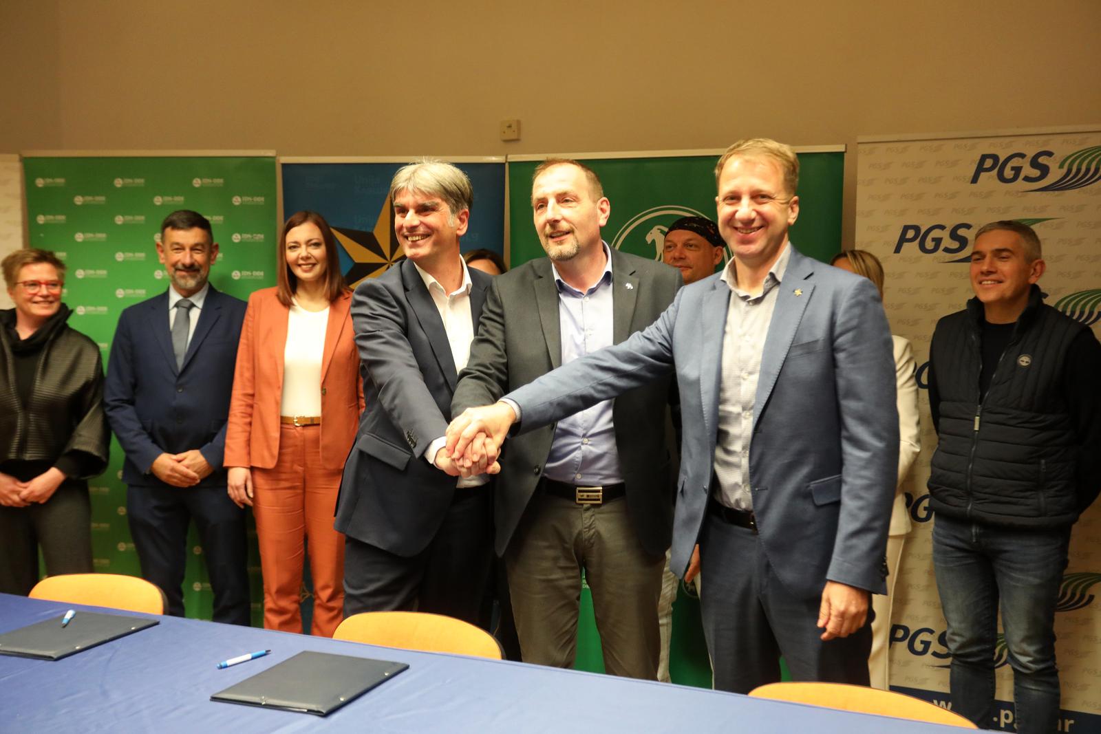 26.03.2024., Rijeka - Predsjednici stranaka Primorsko goranski savez PGS,Istarski demokratski savez IDS i Unija Kvarnera, potpisali su dva sporazuma o zajednickim izlascima na parlamentarne izbore. Sporazume su potpisali: Dario Vasilic (PGS), Marko Boras Mandic (Unija Kvarnera) i Dalibor Paus (IDS). Photo: Goran Kovacic/PIXSELL