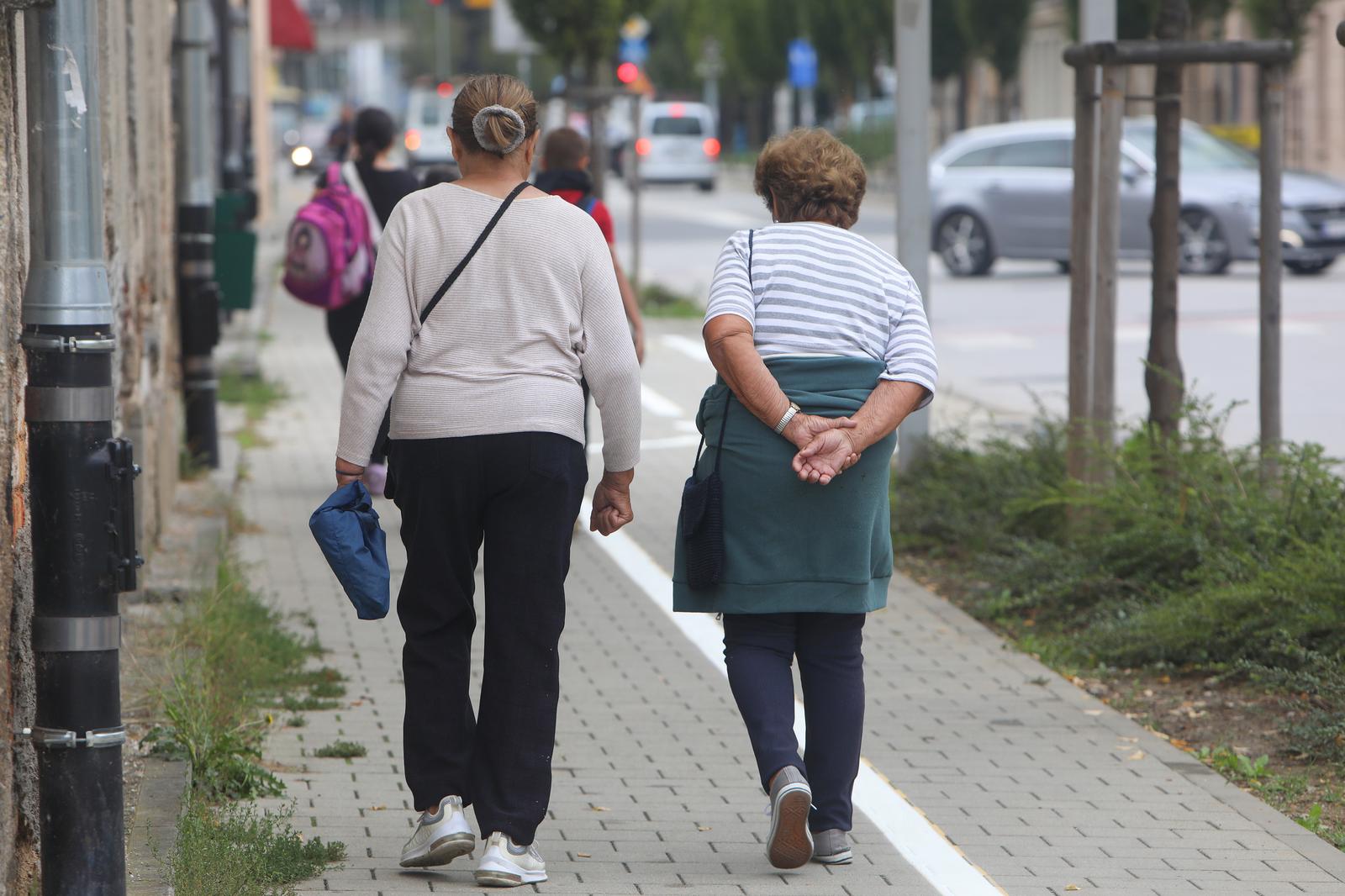 26.09.2023 - Karlovac - Brojni umirovljenici slobodno vrijeme provode na svjezem zraku. Photo: Kristina Stedul Fabac/PIXSELL