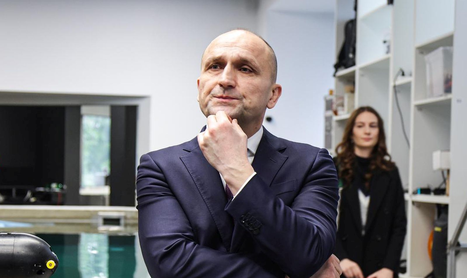 27.02.2024., Zagreb - Potpredsjednik Vlade i ministar obrane RH Ivan Anusic posjetio je Fakultet elektrotehnike i racunarstva Sveucilista u Zagrebu (FER)  te je prisustvovao prezentaciji rjesenja s kojim je FER-ov tim u veljaci pobijedio na prestiznom medjunarodnom natjecanju u robotici - MBZIRC (Mohamed Bin Zayed International Robotics Challenge). Ivan Anusic, Vedran Bilas, Nikola Miskovic.  Photo: Luka Stanzl/PIXSELL