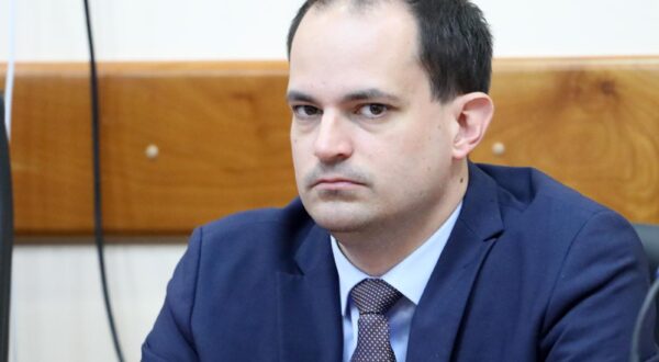 27.03.2024.,Drnis- U Drnisu u gradskoj vijecnici,ministar regionalnog razvoja i fondova Europske unije Sime Erlic dodijelio je ugovore jedinicama lokalne samouprave iz programa Ministarstva (Program odrzivog razvoja lokalne zajednice, Program podrske brdsko-planinskim podrucjima, Program podrske regionalnom razvoju).Uz ministra Erlica, nazocili su i ministar Ivan Malenica i gradonacelnik Drnisa Josip Begonja. 
Photo: Dusko Jaramaz/PIXSELL Photo: Dusko Jaramaz/PIXSELL
