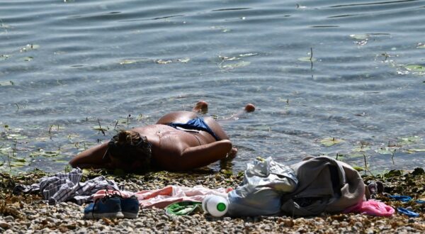27.08.2023., Zagreb - Spas od toplinskog vala gradjani su potrazili na jezeru Jarun.  Photo: Marko Lukunic/PIXSELL