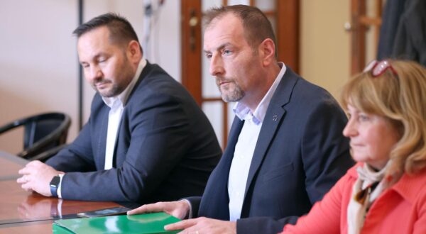 28.03.2024., Zagreb - Predstavnici  IDS-a i oko njega okupljene koalicije za 7. i 8. izbornu jedinicu predali su danas Drzavnom izbornom povjerenstu kandidacijske liste za parlamentarne izbore 2024.. Photo: Patrik Macek/PIXSELL