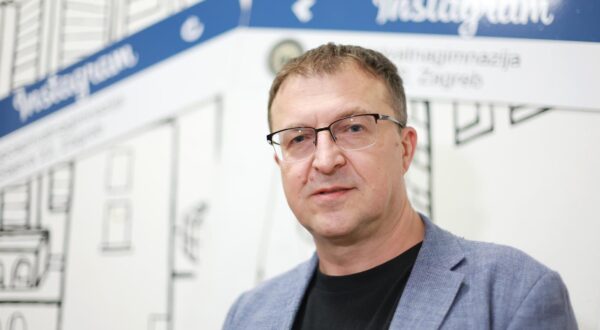 28.04.2023., Zagreb - Opca privatna gimnazija, Gunduliceva 22. Svjetski poznati znanstvenik i profesor Hrvoje Tkalcic, koji je nedavno u utrobi zemlje potvrdio postojanje najdublje jezgre, nakon ovog svjetskog otkrića dolazi u Hrvatsku. Gospodin Tkalcic, hrvatski geofizicar, profesor s australskog sveucilicta ovom jedinstvenom prilikom educirao je mlade o evoluciji naseg planeta i s njima podijeliti kako je otkrio najdublju zemljinu jezgru, metalnu kuglu na dubini vecoj od 5 tisuca kilometara. Photo: Sanjin Strukic/PIXSELL
