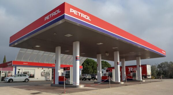 28.12.2022.., Pula - Prodajna mjesta Petrol i Crodux zatvorena su od 12 do 13 sati,iosim benzinskih postaja na autocestama i pomorskom dobru, iz protesta zbog ogranicavanja cijena goriva. 
 Photo: Srecko Niketic/PIXSELL