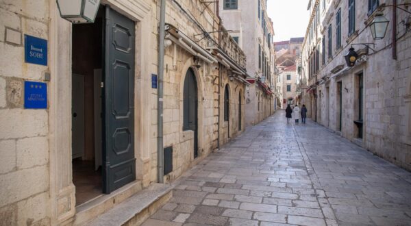 29.01.2024., Stra gradska jezgra, Dubrovnik - Grad Dubrovnik planira prestati izdavati nove dozvole za apartmane unutar gradskih zidina.  Photo: Grgo Jelavic/PIXSELL