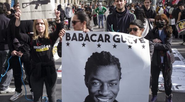 Paris, 2024-03-16. Demonstrator holding a sign reading « This is a negotiating tool ». The Reseau d Entraide Verite et Justice (REVJ) is organising a march against state violence and systemic racism on 16 March 2024 as part of the International Day Against Police Brutality. Photograph by Eric Broncard/Hans Lucas.
France, Paris, 2024-03-16. Manifestante tenant une pancarte «Ceci est un outil de negociation». Le Reseau d’Entraide Verite et Justice (REVJ) organise le 16 mars 2024 la marche contre les violences d’Etat et le racisme systemique dans le cadre de la Journee Internationale contre la brutalite policiere. Photographie par Eric Broncard/Hans Lucas.,Image: 857400074, License: Rights-managed, Restrictions: , Model Release: no, Credit line: Eric Broncard / AFP / Profimedia