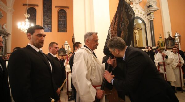 13.04.2017., Vrbanj - Hvarani su i ove godine pratili svoje krizonose i nastavili petostoljetnu tradiciju. Procesije su krenule na Veliki cetvrtak iz sest zupnih crkava Jelse, Pitve, Vrisnika, Svirca, Vrbanja i Vrboske istovremeno u 22 sata i kretale su se u smjeru kazaljke na satu tako da se za vrijeme visesatnog trajanja procesije krizevi nikada ne sretnu. Procesiju su predvodili odabrani krizonose koji nose kriz tezak 18 kilograma. Premijer Andrej Plenkovic sudjelovao je u  prosesiji Za krizem s polazistem u Vrbanju. Photo: Ivo Cagalj/PIXSELL