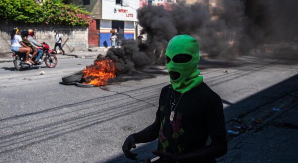 epa11192516 A hooded man is seen on the streets, in Port-au-Prince, Haiti, 01 March 2024, a day after gang violence left at least five dead and twenty injured. According to the latest report from the Haitian Police Union, there are five officers who died on 29 February and whose bodies have not yet been recovered. Initially, it was reported that four police officers lost their lives when armed gangs attacked a police station in Bon Repos, in Canaan, in the north of the capital.  EPA/Johnson Sabin