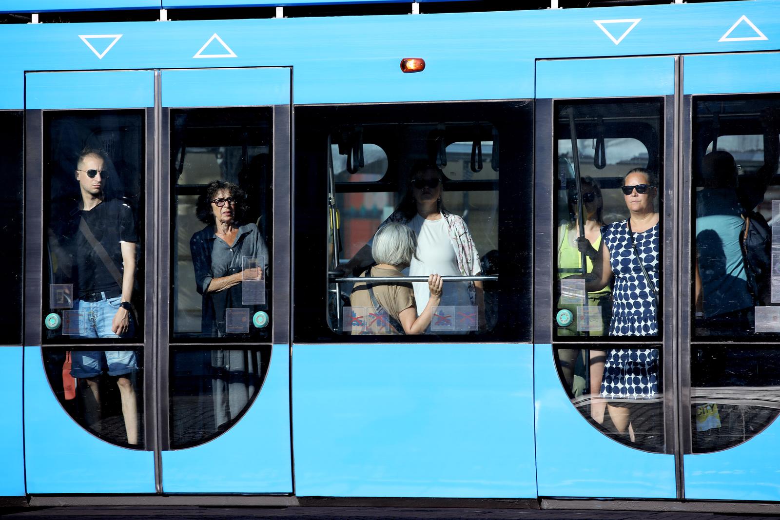 17.07.2023., Zagreb - Unatoc povremenim problemima sa radom klima uredjaja i smanjenom broju polazaka po ljetnom voznom redu, tijekom toplinskog vala koji ponovno "przi" Hrvatsku, novi tramvaji ZET-a jedna su od rijetkih mijesta gdje se moze bar malo rashladiti i pobjeci od sunca. Photo: Patrik Macek/PIXSELL