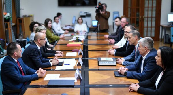 29.03.2024., Zagreb - Agrarna stranka, Pokret za hrvatsku poljoprivredu, Akcija za promjene, Demokrscani i Nezavisna lista Visnjan predali su Drzavnom izbornom povjerenstu kandidacijske liste za parlamentarne izbore 2024. Photo: Josip Regovic/PIXSELL