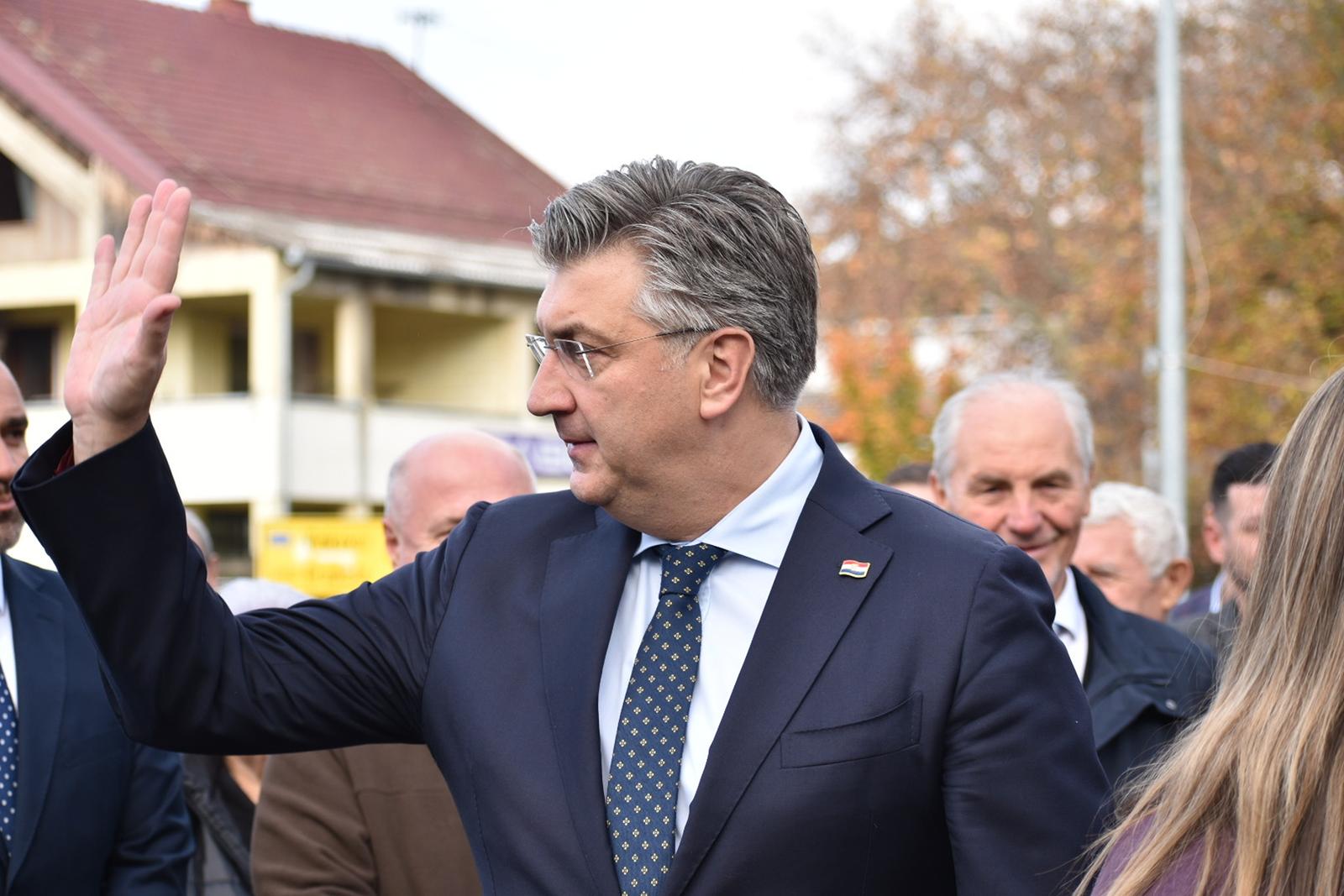 11.11.2022., Zupanja - Predsjednik Vlade Andrej Plenkovic polozio je vijenac te zapalio svijecu ispred Spomen obiljezja poginulim braniteljima zupanjske Posavine. Photo: Matija Milanovic/PIXSELL