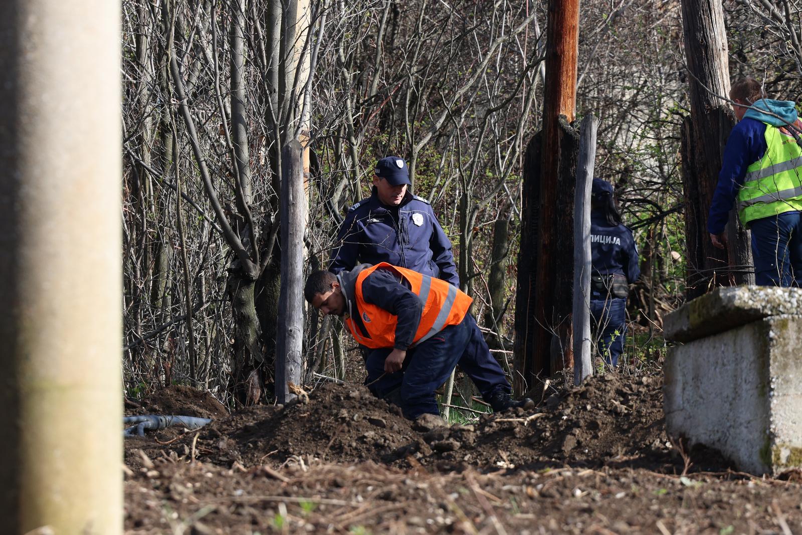 28.03.2024. Bor - Nekoliko policajaca iskopava prostor ispred taglja u prigradskom naselju Banjsko polje, kod grada Bora, na istoku Srbije gdje je nestala djevoj?ica Danka Ili?. Pretrauje se teren kako bi se pronaao bilo kakav trag. Djevoj?ica je nestala u utorak oko 13:45 sati. Majka je ispri?ala kako je Danka nestala iz dvorita obiteljske ku?e dok je ona ila dati vode starijem djetetu. Roditelji su ispitani na policiji i izuzet je mobitel majke. Photo: Pixsell/PIXSELL