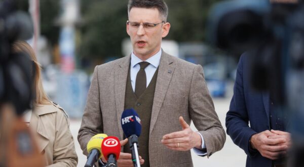 16.3.2024.., Rijeka -  Predsjednik Mosta Bozo Petrov, saborski zastupnici Marin Miletic i Zvonimir Troskot te clanica Predsjednistva te stranke i predsjednica Kluba gradskih vijecnika Petra Mandic odrzali su konferenciju za medije. Photo: Nel Pavletic/PIXSELL