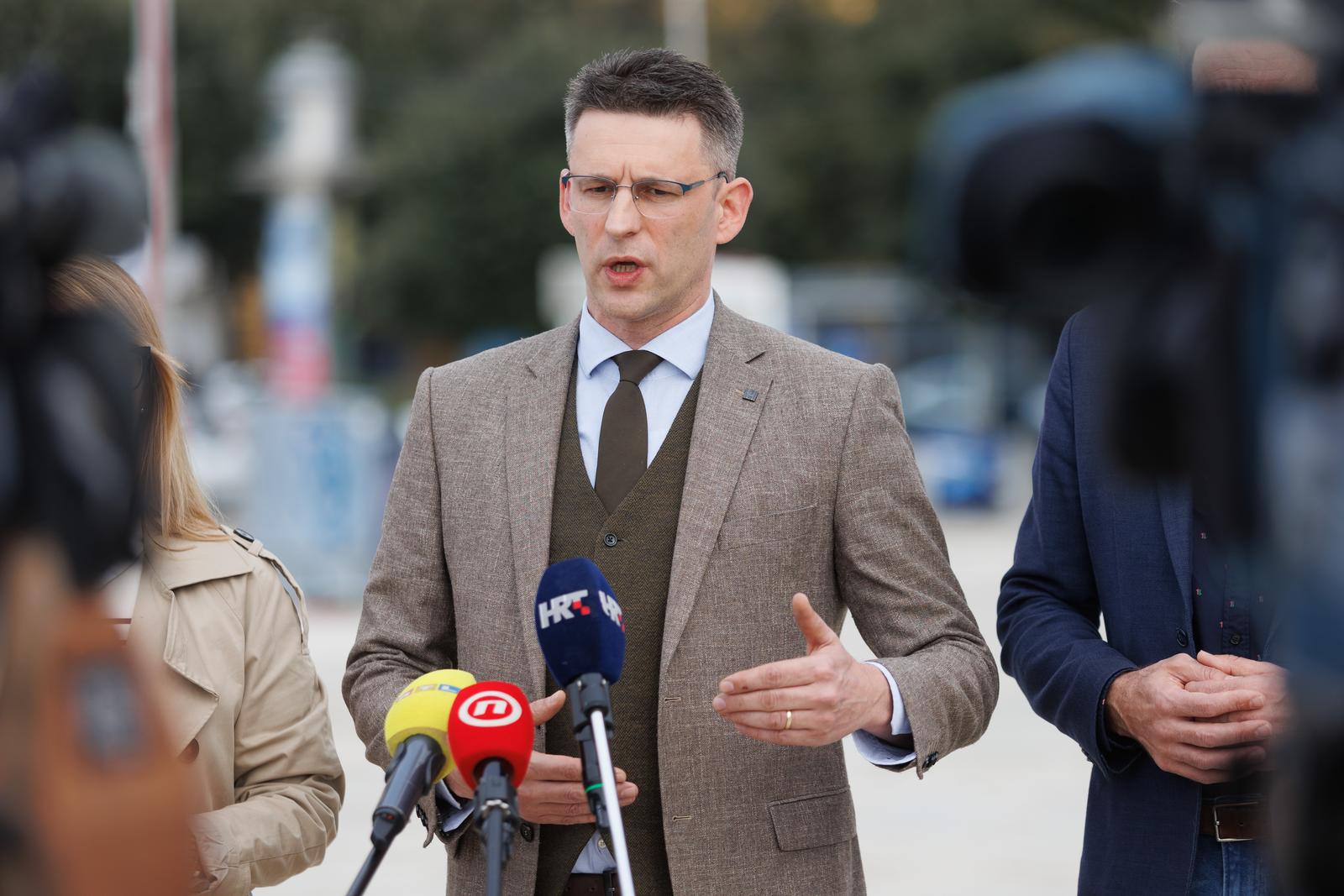16.3.2024.., Rijeka -  Predsjednik Mosta Bozo Petrov, saborski zastupnici Marin Miletic i Zvonimir Troskot te clanica Predsjednistva te stranke i predsjednica Kluba gradskih vijecnika Petra Mandic odrzali su konferenciju za medije. Photo: Nel Pavletic/PIXSELL