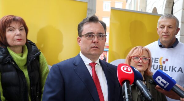 18.03.2024., Rijeka - Predsjednik stranke Republika Damir Vandjelic, potpredsjednica Gordana Deranja i clanica Glavnog odbora stranke Ines Strenja sa suradnicima su se druzili sa gradjanima na Korzu, nakon cega su dali izjavu za medije.  Photo: Goran Kovacic/PIXSELL