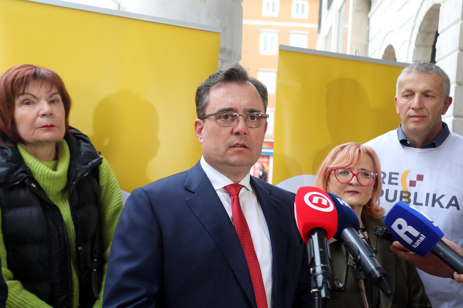 18.03.2024., Rijeka - Predsjednik stranke Republika Damir Vandjelic, potpredsjednica Gordana Deranja i clanica Glavnog odbora stranke Ines Strenja sa suradnicima su se druzili sa gradjanima na Korzu, nakon cega su dali izjavu za medije.  Photo: Goran Kovacic/PIXSELL