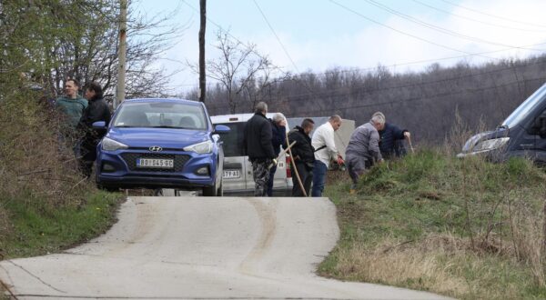 28.03.2024. Bor - Nekoliko policajaca iskopava prostor ispred štaglja u prigradskom naselju Banjsko polje, kod grada Bora, na istoku Srbije gdje je nestala djevojčica Danka Ilić. Pretražuje se teren kako bi se pronašao bilo kakav trag. Djevojčica je nestala u utorak oko 13:45 sati. Majka je ispričala kako je Danka nestala iz dvorišta obiteljske kuće dok je ona išla dati vode starijem djetetu. Roditelji su ispitani na policiji i izuzet je mobitel majke. Photo: Pixsell/PIXSELL