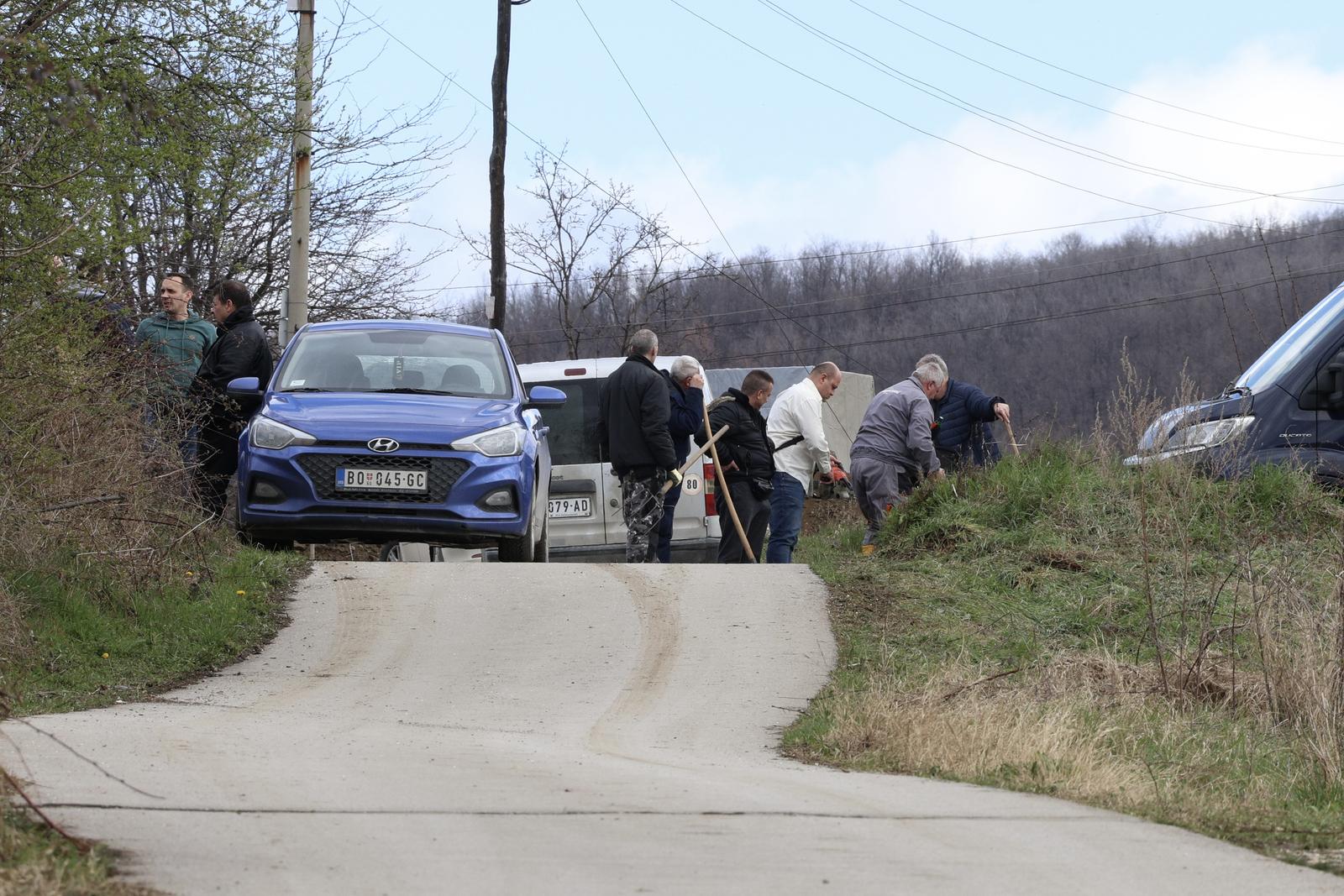 28.03.2024. Bor - Nekoliko policajaca iskopava prostor ispred štaglja u prigradskom naselju Banjsko polje, kod grada Bora, na istoku Srbije gdje je nestala djevojčica Danka Ilić. Pretražuje se teren kako bi se pronašao bilo kakav trag. Djevojčica je nestala u utorak oko 13:45 sati. Majka je ispričala kako je Danka nestala iz dvorišta obiteljske kuće dok je ona išla dati vode starijem djetetu. Roditelji su ispitani na policiji i izuzet je mobitel majke. Photo: Pixsell/PIXSELL