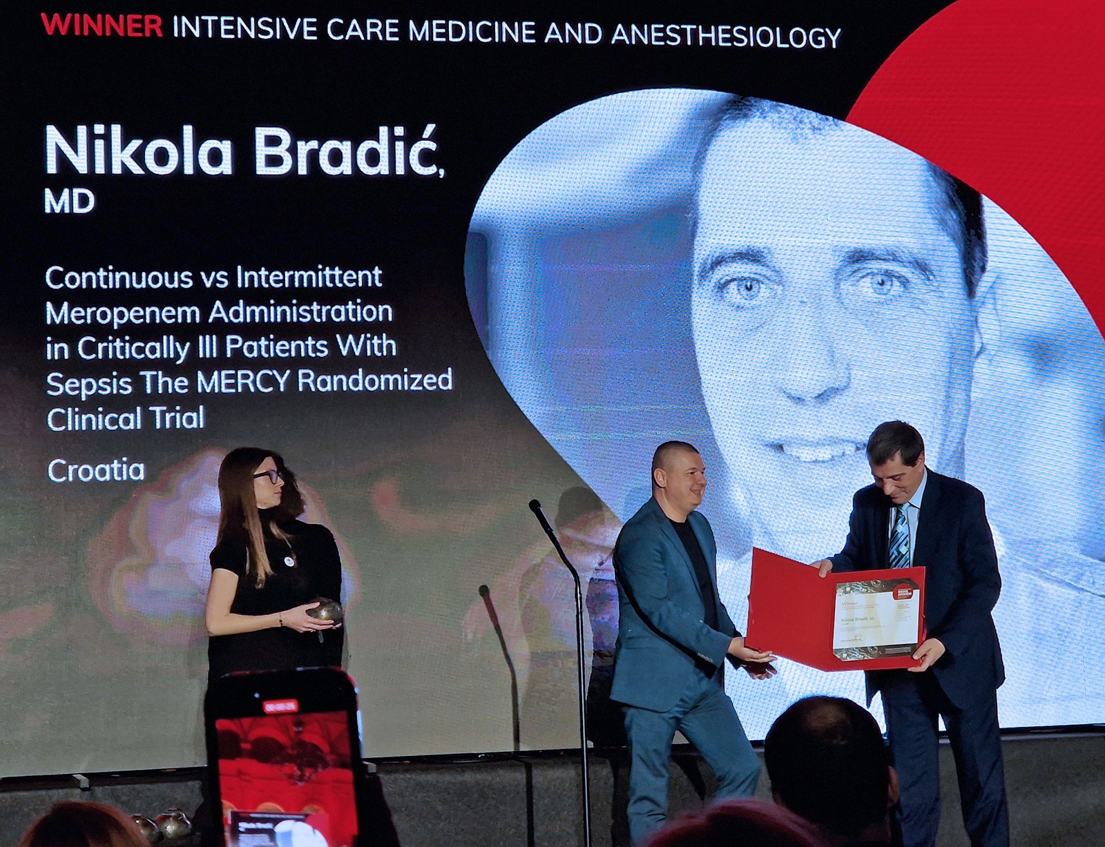 Ljubljana, 7.3.2024.- Anesteziolog Nikola Bradiæ iz KB Dubrava jedan je od dobitnika ovogodinjeg Medicinskog Oscara, koji je osvojio na natjeèaju za najbolja istraivaèka postignuæa u medicini i farmaciji International Medis Awards 2024. u kategoriji "Intenzivna medicina i anesteziologija". Na slici Nikola Bradiæ. 
foto HINA/  Marina Hudoletnjak/ ua