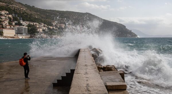 20.10.2023., Stara gradska jezgra, Dubrovnik - Olujno jugo na dubrovackom podrucju, zbog cega je Drzavni hidrometeoroloski zavod izdao narancasto upozorenje.

 Photo: Grgo Jelavic/PIXSELL