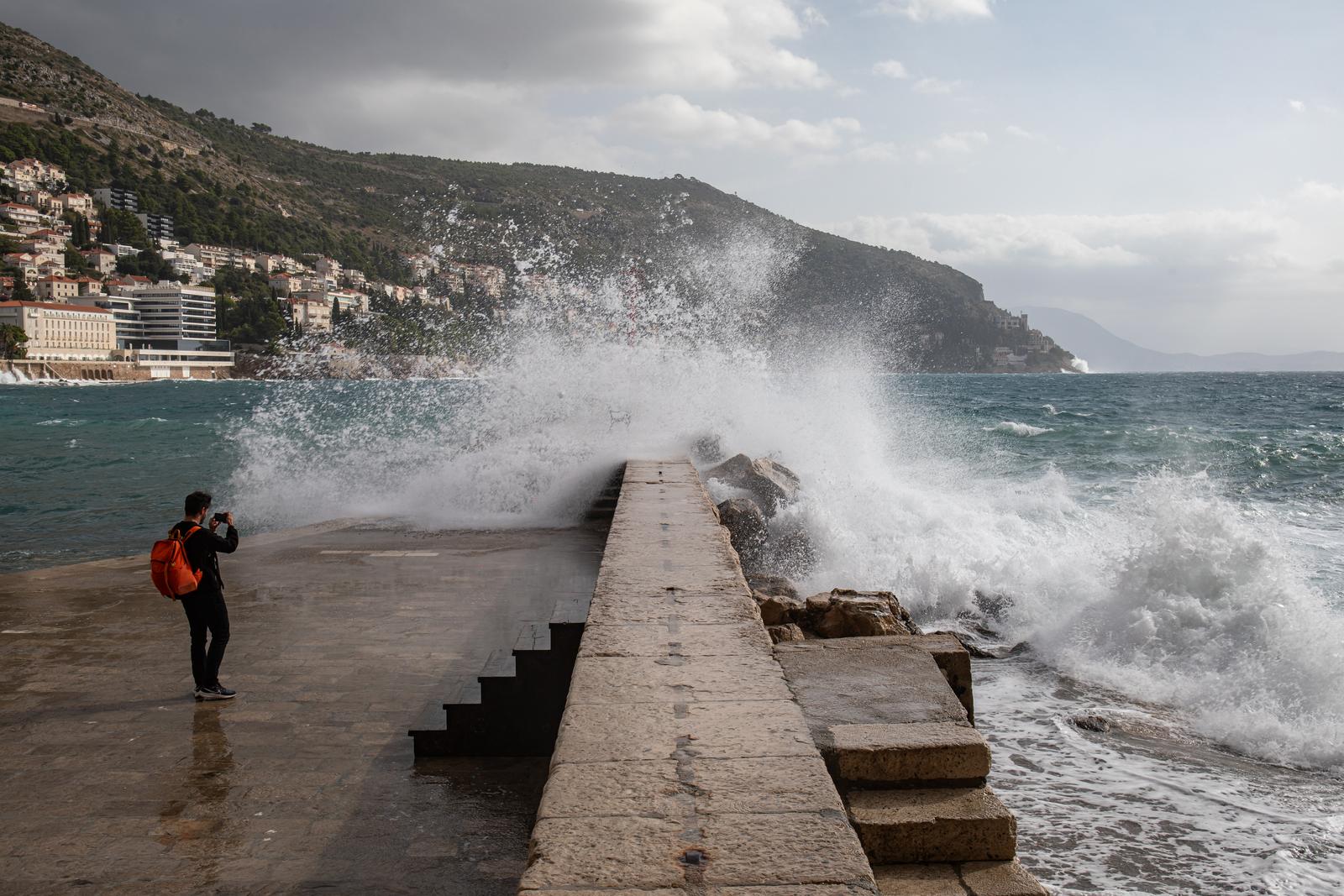 20.10.2023., Stara gradska jezgra, Dubrovnik - Olujno jugo na dubrovackom podrucju, zbog cega je Drzavni hidrometeoroloski zavod izdao narancasto upozorenje.

 Photo: Grgo Jelavic/PIXSELL