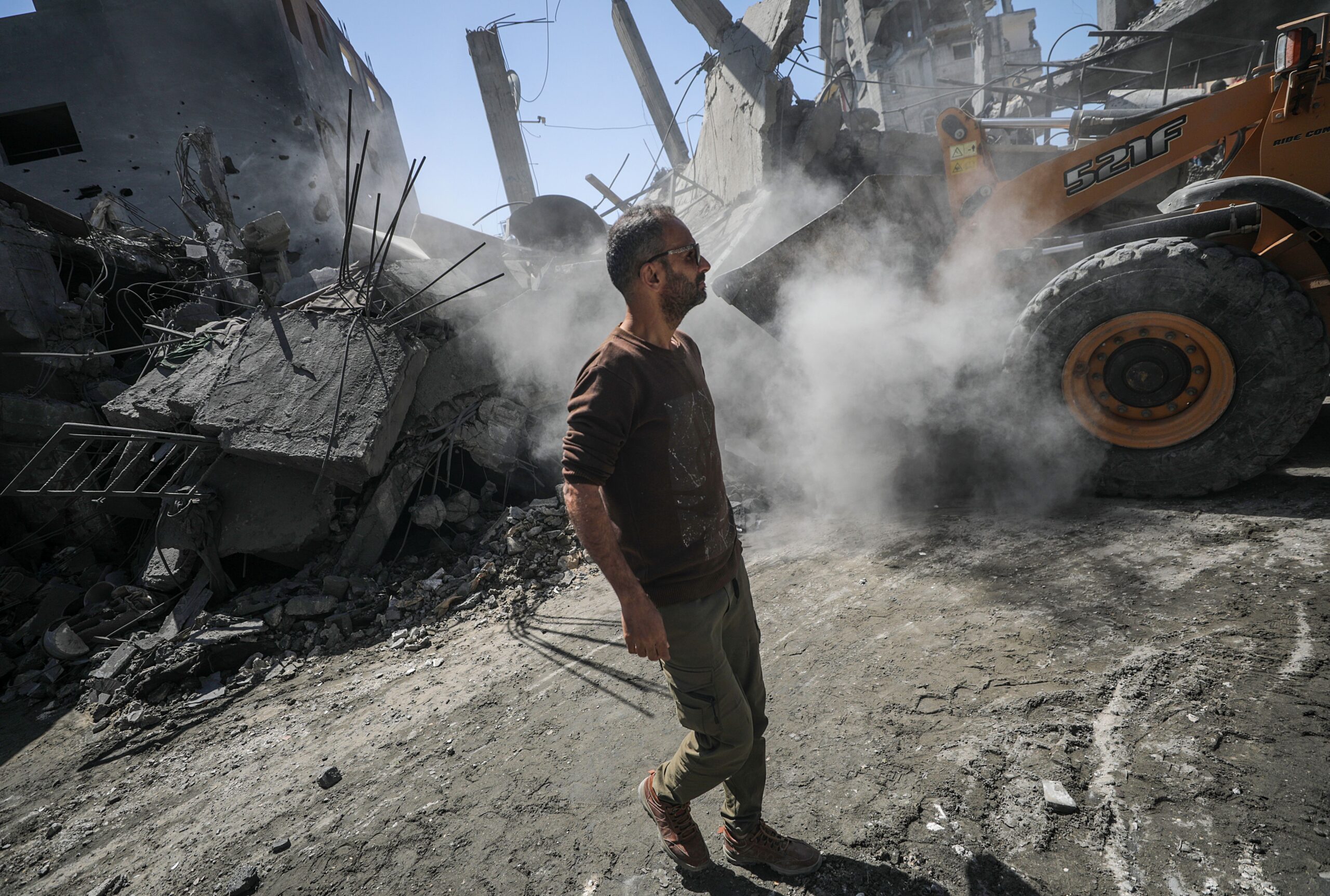 epa11231174 Palestinians search for missing people under the rubble of a destroyed house following an Israeli air strike, in Al Nusairat refugee camp, southern Gaza Strip, 20 March 2024. More than 31,500 Palestinians and over 1,300 Israelis have been killed, according to the Palestinian Health Ministry and the Israel Defense Forces (IDF), since Hamas militants launched an attack against Israel from the Gaza Strip on 07 October 2023, and the Israeli operations in Gaza and the West Bank which followed it.  EPA/MOHAMMED SABER