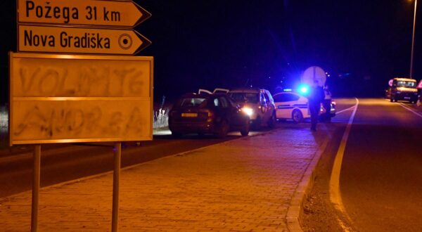 08.02.2024., Nova Gradiska - Policijski sluzbenici zaustavili su vozilo za koje su sumnjicili da krijumcari migrante. U pokusaju bijega ostetili su jedno vozilo, pobjegli dok su u vozilu pronadjene osobe bez dokumenata. Photo: Ivica Galovic/PIXSELL