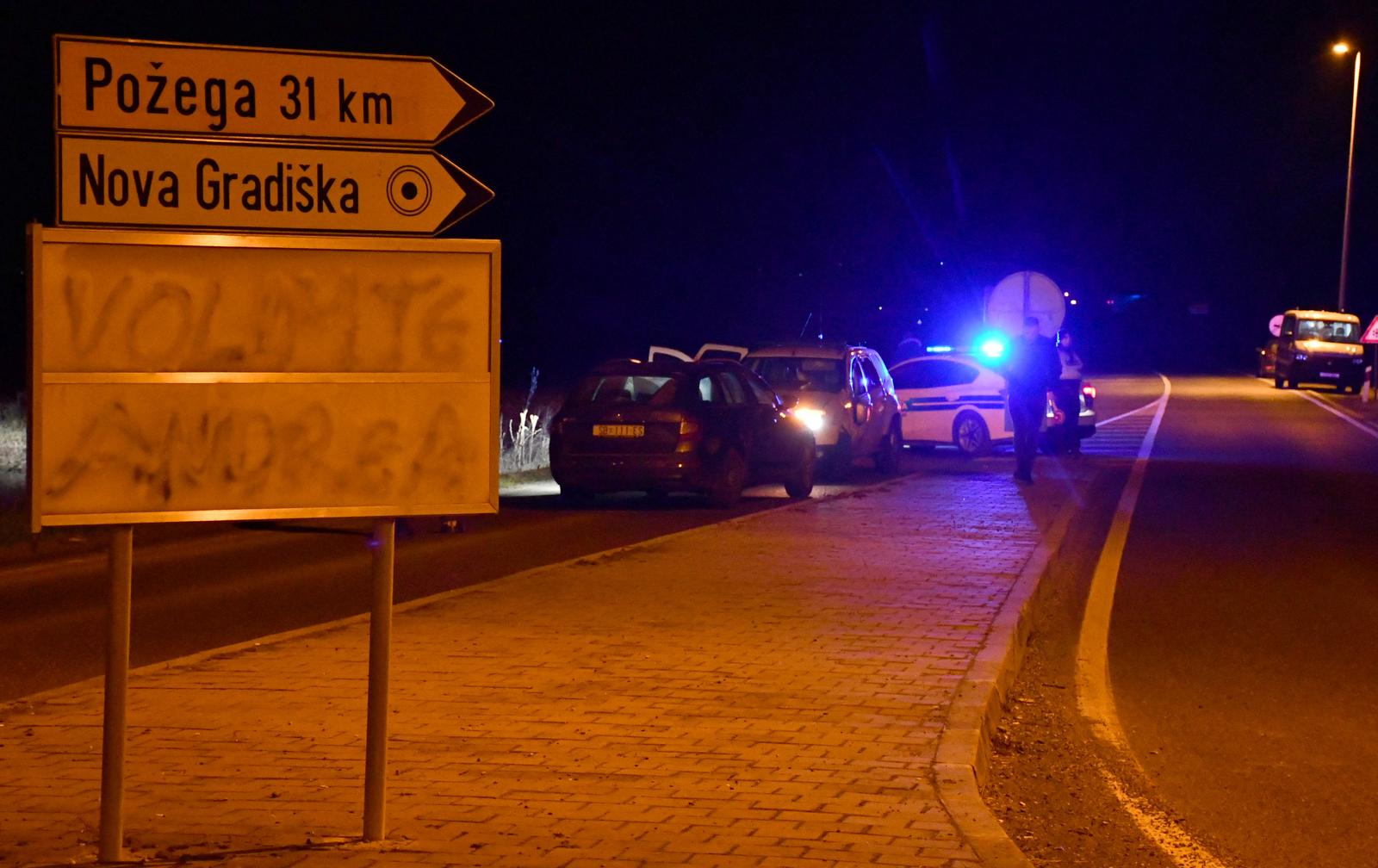 08.02.2024., Nova Gradiska - Policijski sluzbenici zaustavili su vozilo za koje su sumnjicili da krijumcari migrante. U pokusaju bijega ostetili su jedno vozilo, pobjegli dok su u vozilu pronadjene osobe bez dokumenata. Photo: Ivica Galovic/PIXSELL