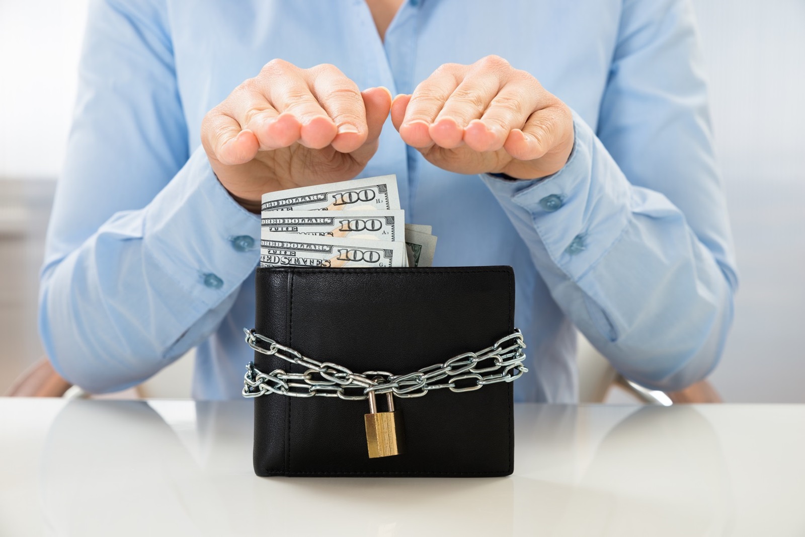 Close-up Of Businesswoman Saving Banknote In Wallet With Lock,Image: 248064653, License: Royalty-free, Restrictions: , Model Release: yes, Credit line: Andriy Popov / Panthermedia / Profimedia