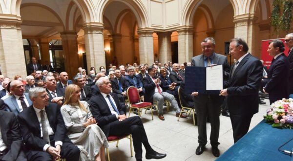 15.6.2022., Zagreb - U Hrvatskoj akademiji znanosti i umjetnosti svecano su primljeni novi clanovi. Ivan Sondi, predsjednik akademik Velimir Neidhardt Photo: Davorin Visnjic/PIXSELL