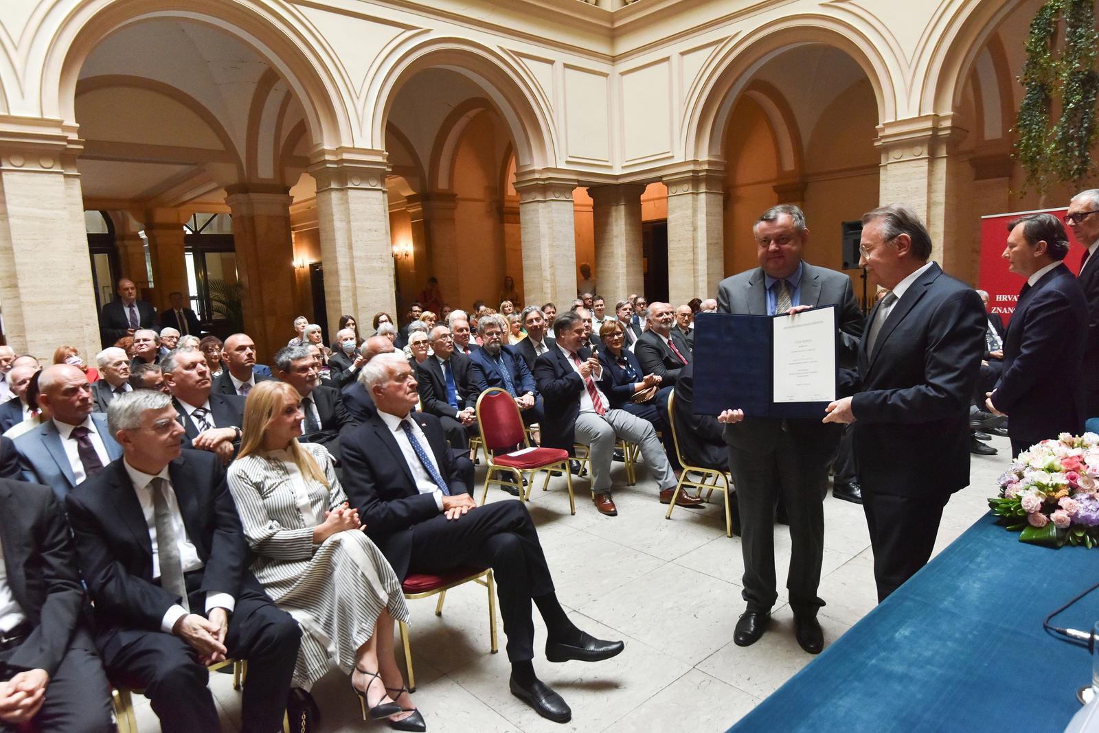15.6.2022., Zagreb - U Hrvatskoj akademiji znanosti i umjetnosti svecano su primljeni novi clanovi. Ivan Sondi, predsjednik akademik Velimir Neidhardt Photo: Davorin Visnjic/PIXSELL