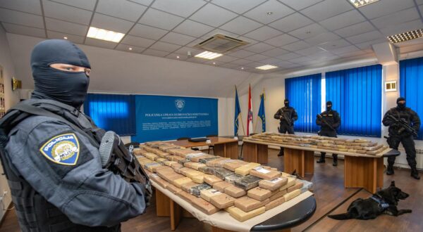 14.04.2021., Dubrovnik - U policijskoj postaji Vila Palma odrzana je konferencija za medije o rekordnoj zaplijeni kokaina u Luci Ploce. Zaplijenjeno je 574,8 kilograma kokaina koji je dopremljen u kontejneru banana. Photo: Grgo Jelavic/PIXSELL