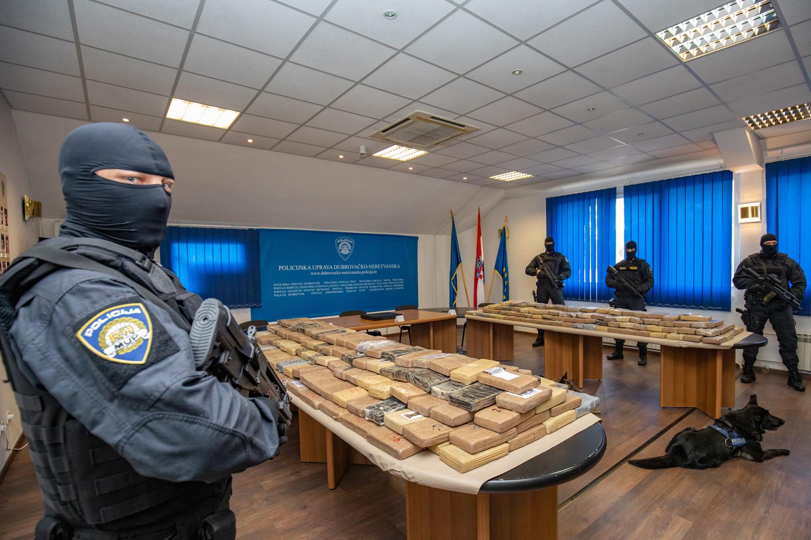 14.04.2021., Dubrovnik - U policijskoj postaji Vila Palma odrzana je konferencija za medije o rekordnoj zaplijeni kokaina u Luci Ploce. Zaplijenjeno je 574,8 kilograma kokaina koji je dopremljen u kontejneru banana. Photo: Grgo Jelavic/PIXSELL